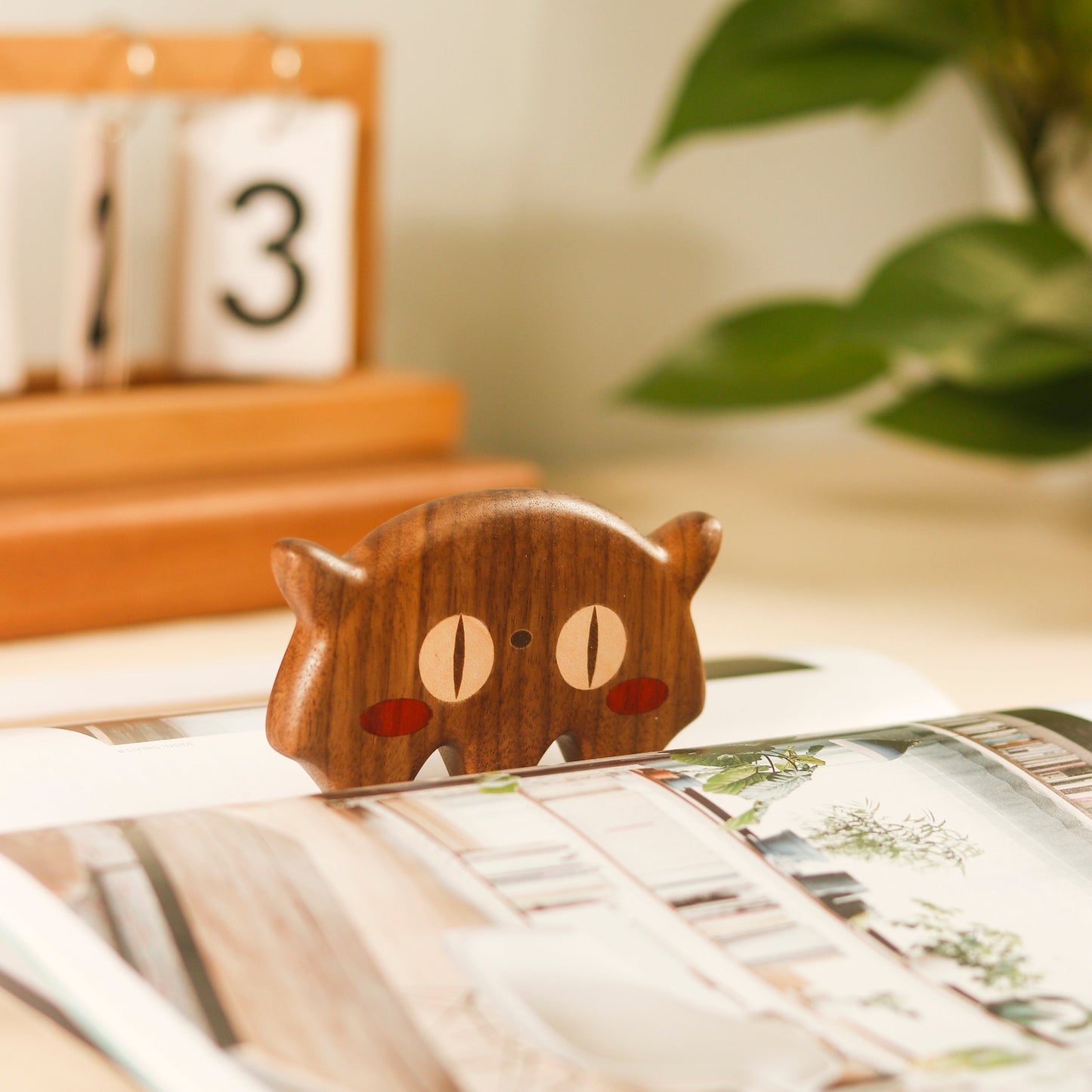 Day & Night Cat - Wooden Comb Head Massager