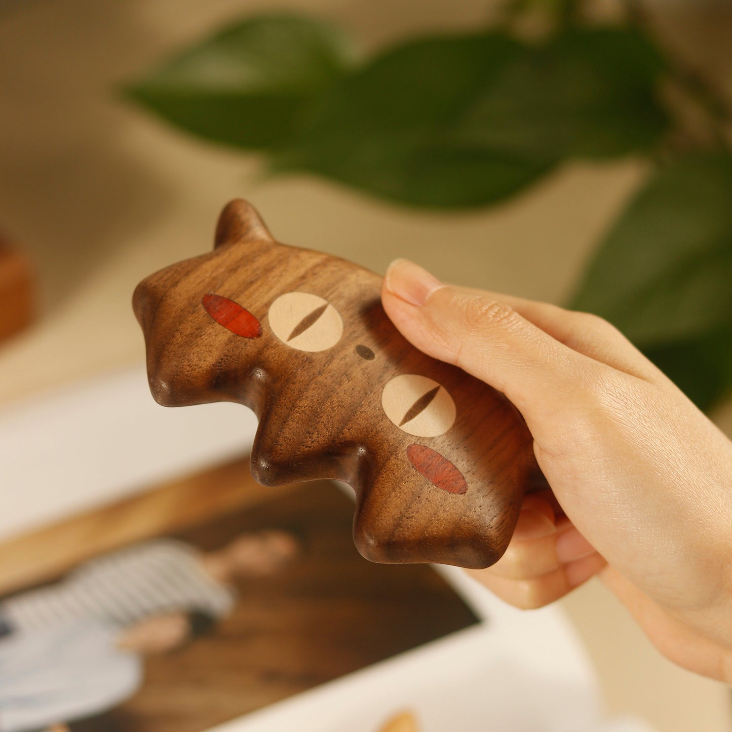 Day & Night Cat - Wooden Comb Head Massager