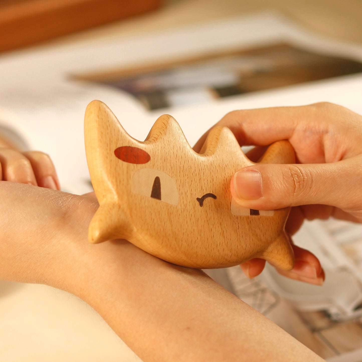 Day & Night Cat - Wooden Comb Head Massager