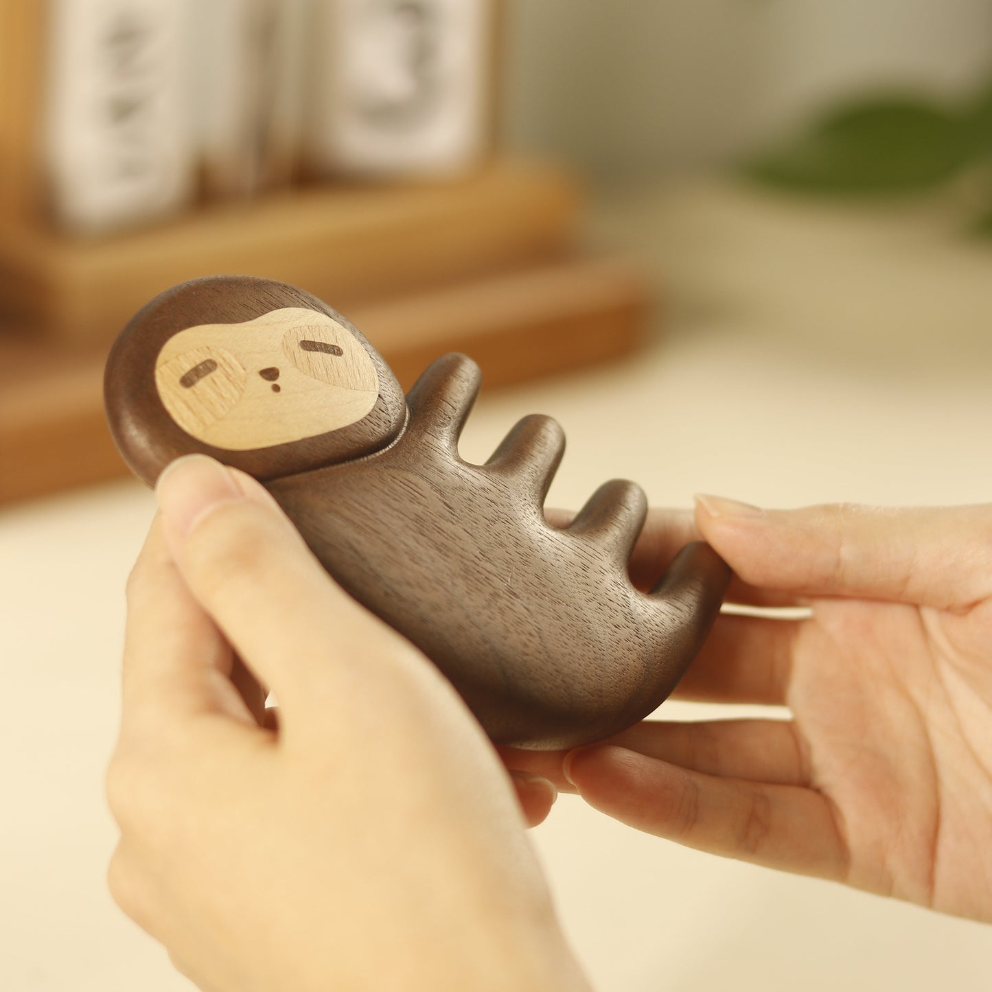 Slowpoke(Sloth) – Wooden Comb Head Massager